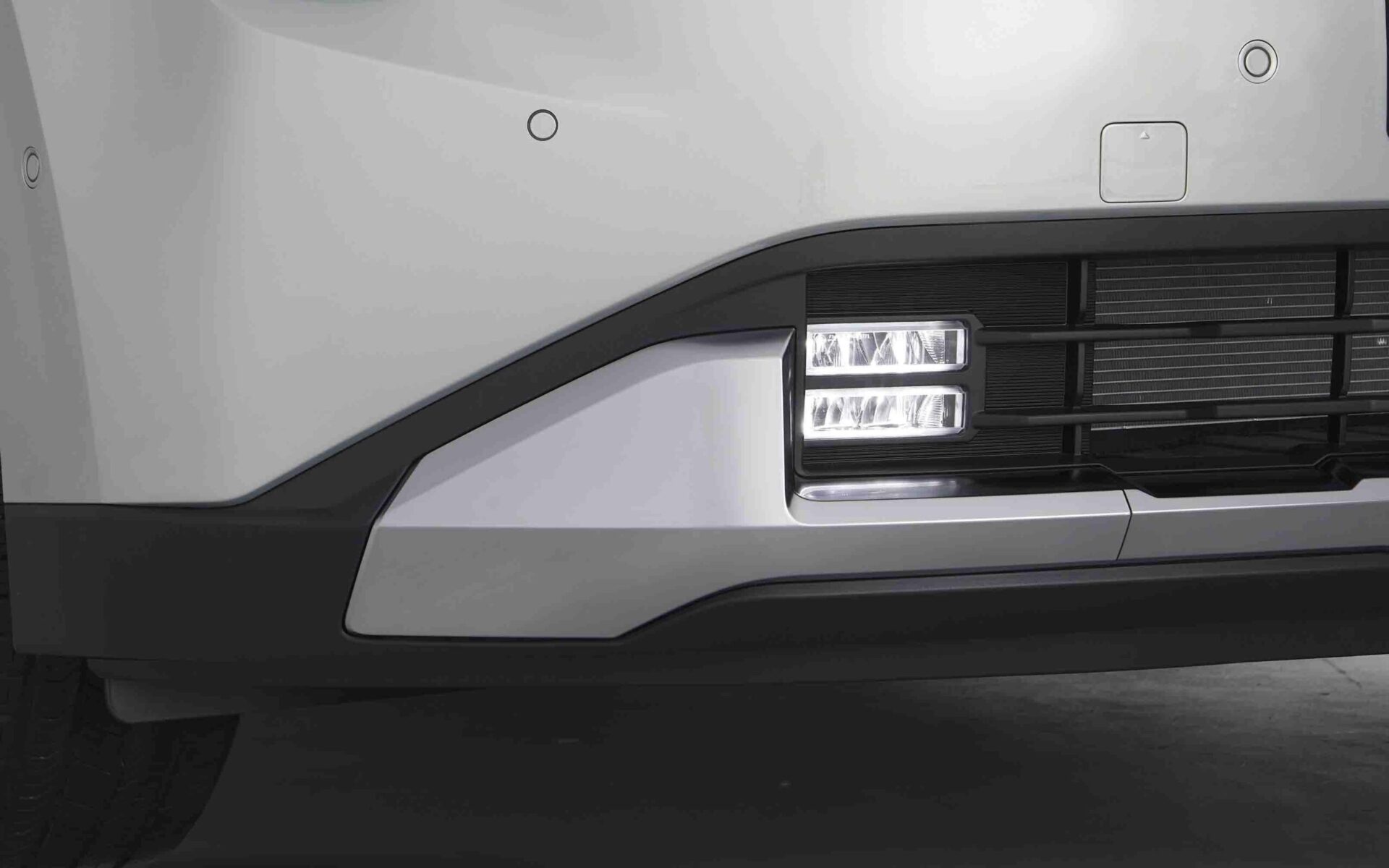 KIA Carnival - Ốp cản trước vát cạnh thể thao tích hợp đèn sương mù đảm bảo an toàn khi di chuyển.